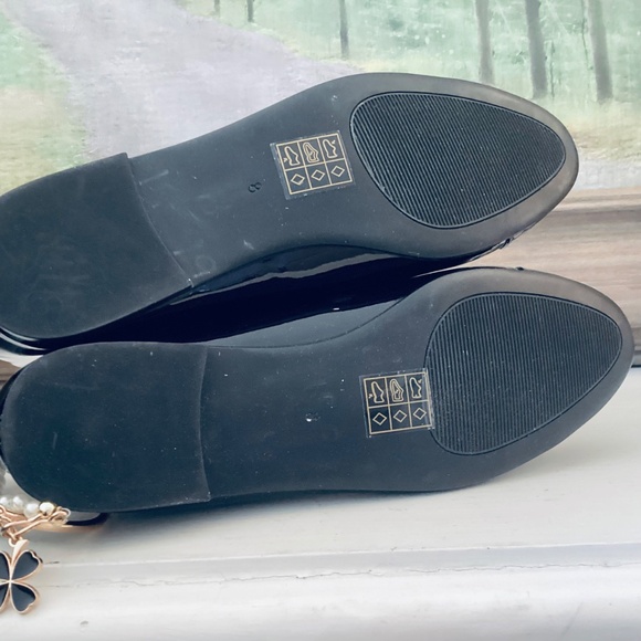 Womens Sz 8 Cap Toe Ankle Pearl Chain Charm Ballerina Flats Black Patent Leather - Picture 12 of 16